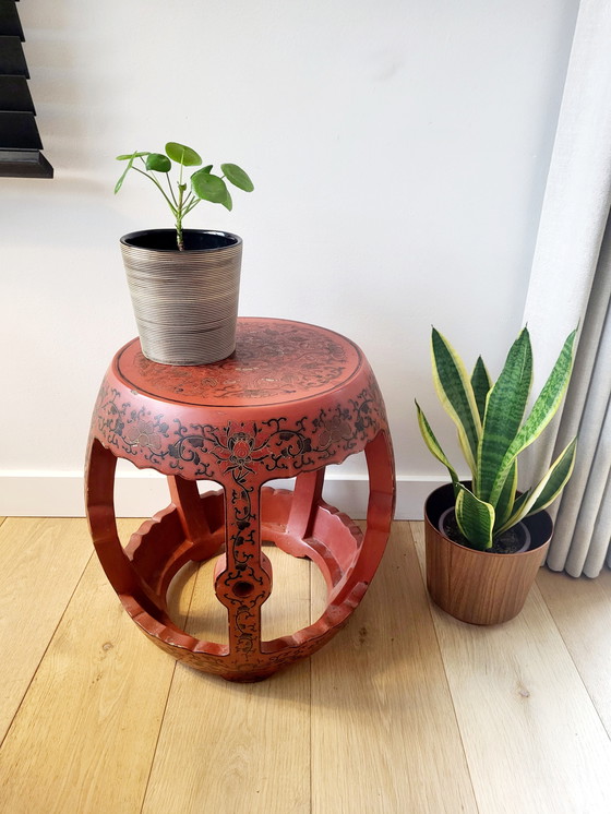 Image 1 of Chinees Houten Krukje of Bijzettafeltje, Laqué Rode Kleur, Versierd Floraal Decor