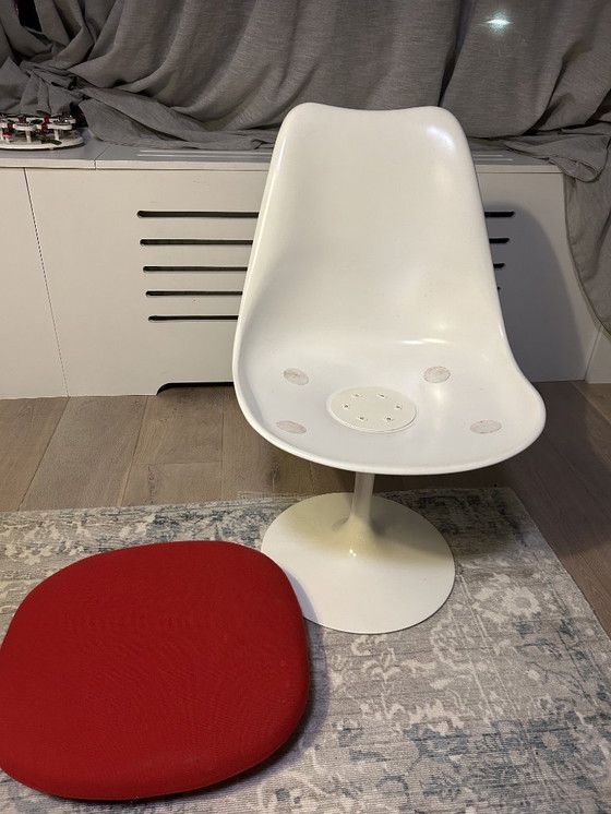 Image 1 of Eero Saarinen eettafel en 5 Saarinen Tulip stoelen.