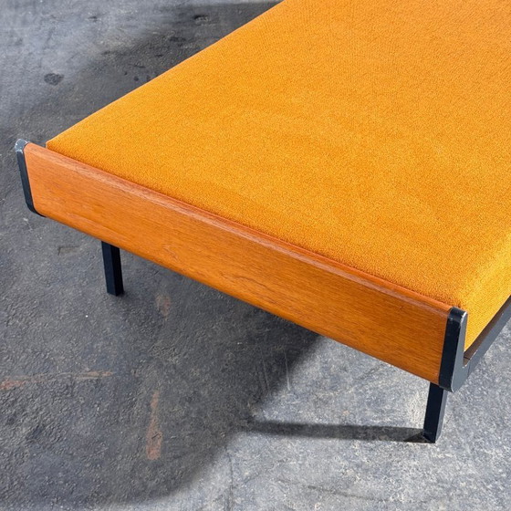 Ariadne Teakhouten Daybed van Friso Kramer voor Auping, jaren 1960 – 3-5 zitsbanken, polished steel (photo 14 of 16)