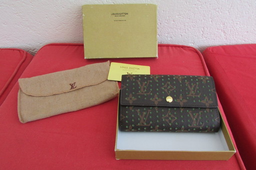 Porte feuille compact L.Vuitton,monogrammé perforé , intérieur vert