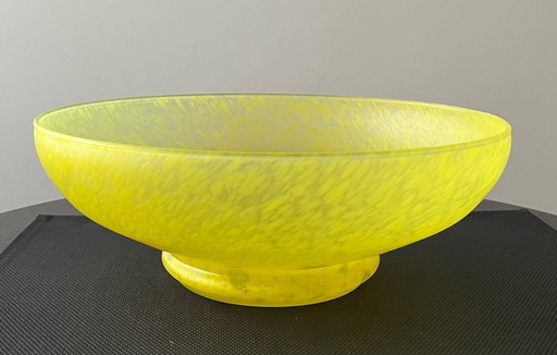Coupe ronde sur pied en pâte de verre.