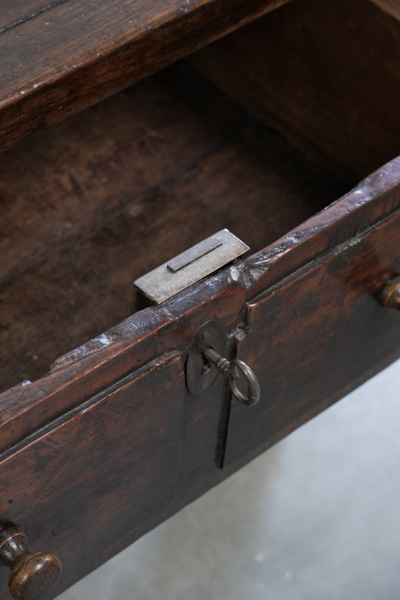 Image 1 of Magnifique table basse ancienne du XVIIIe siècle en châtaignier d'Europe du Sud, avec deux tiroirs et une serrure fonctionnelle 