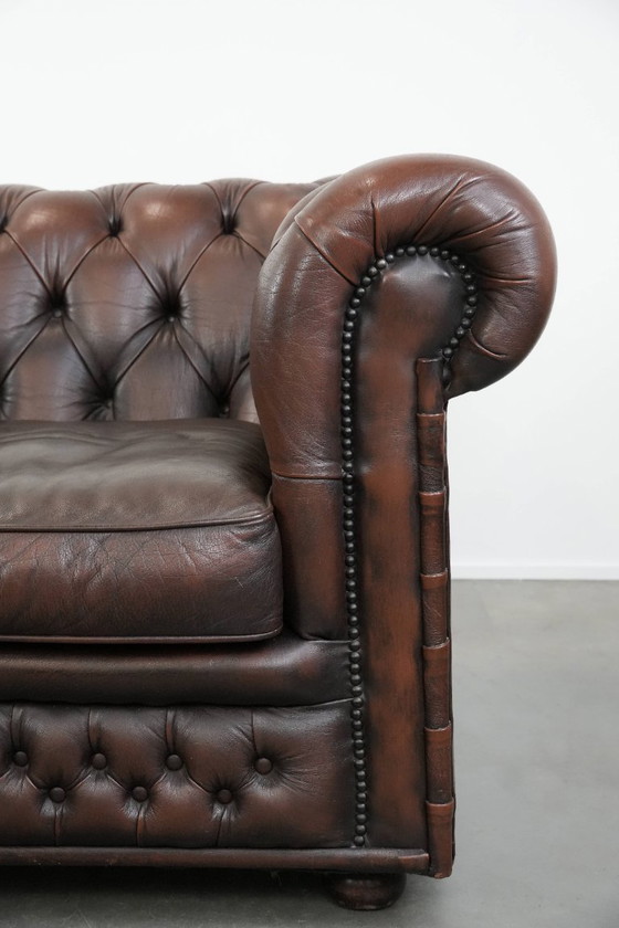 Image 1 of Canapé Chesterfield vintage 2 places en cuir de vachette marron foncé, de style anglais