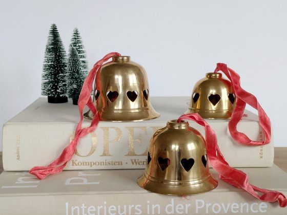 Image 1 of Set di 3 campanellini vintage in ottone scandinavi | Design a forma di cuore, decorazioni natalizie anni '80