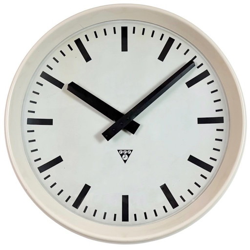 Große industrielle Bakelit-Fabrikwanduhr von Pragotron, 1960er Jahre