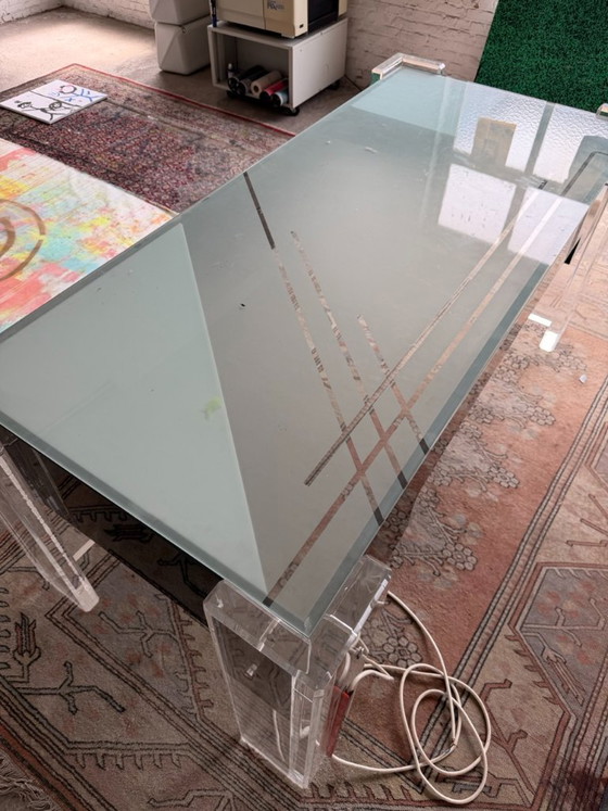 Image 1 of Plexiglas-Schreibtisch mit Glasplatte und Beleuchtung – Design der 90er Jahre