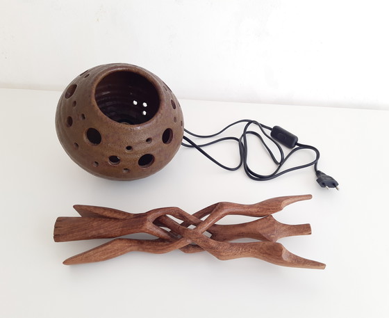 Image 1 of Lampe de table vintage en céramique avec base en teck sculpté