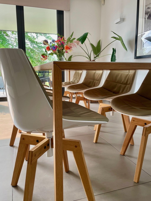 Arco Slim table with 8 MDF Flow Chair Chairs