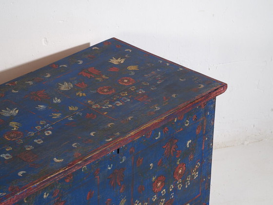 Antike marineblaue Truhe mit Blumendetails (ca. 1920) #94 – Aufbewahrungsschrank (photo 16 of 40)