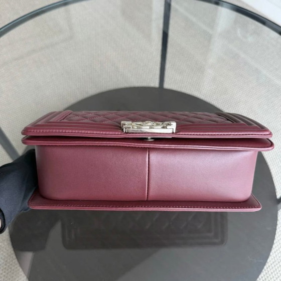 Image 1 of Chanel Boy Medium - 25 cm, cuir d'agneau matelassé bordeaux, finitions dorées, Série 22