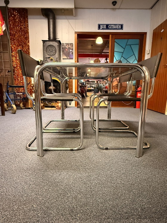 Mesa de tubo cromado con cristal ahumado gris y 4 sillas de cuero. – Conjuntos de comedor, Glass, Leather (photo 2 of 9)
