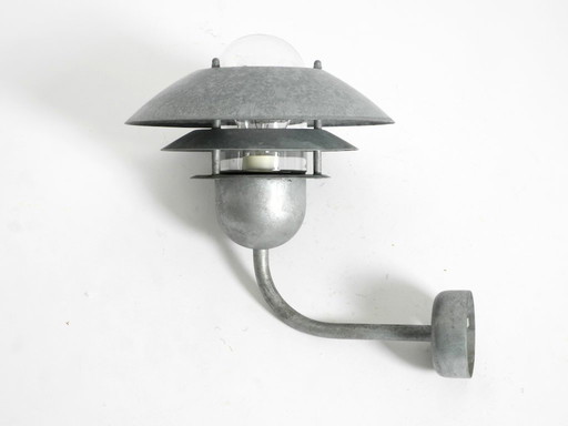 Prachtige Deense Nordlux buitenlamp uit de jaren 90, gemaakt van gegalvaniseerd staal met een glazen kap.