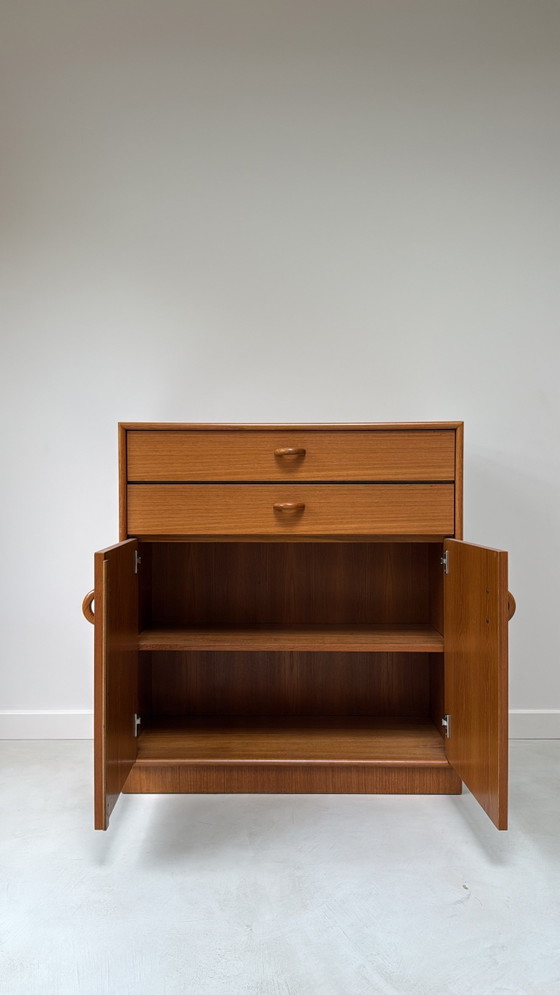 Image 1 of Armario antiguo de madera de teca