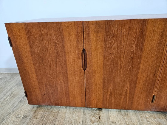 Image 1 of Icono del diseño, cómoda de teca, estilo moderno de mediados de siglo, década de 1960.