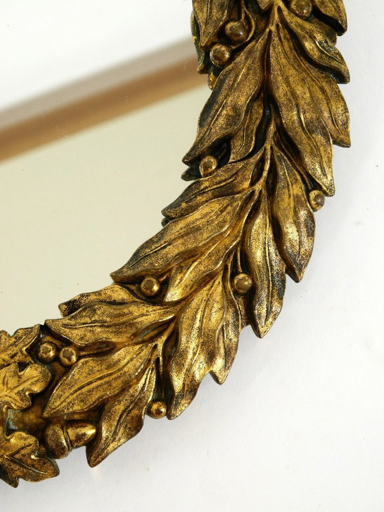 Image 1 of Precioso espejo de pared pequeño francés de mediados de siglo con un marco de latón ornamentado.