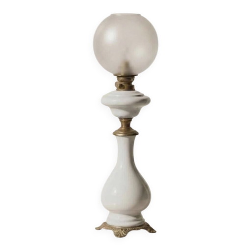 Salonlampe im Napoleon III-Stil aus weißem Opalglas mit gravierter Kugel – 19./frühes 20. Jahrhundert