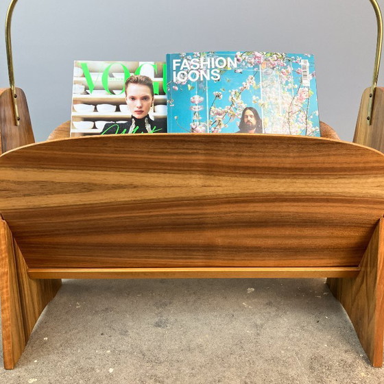 Image 1 of Vintage krantenrek, walnoothout met messing, jaren 60