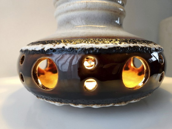 Image 1 of Vintage keramieken tafellamp; retro aardewerken lampenvoet van Herda met nieuwe handgemaakte lampenkap, west germany, fat lava t