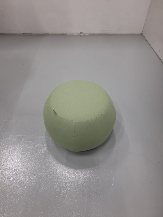 1x puf Arper Pix, verde claro, 60 cm ø – Reposapiés y pufs, Textile (photo 2 of 5)