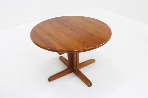 Vintage Danish round extendable dining table in solid teak wood Langeskov möbelfabrik