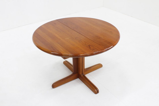Image 1 of Vintage Danish round extendable dining table in solid teak wood Langeskov möbelfabrik