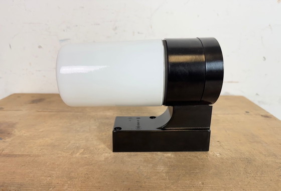 Image 1 of Industriële bruine bakelieten wandlamp met melkglas, jaren 60