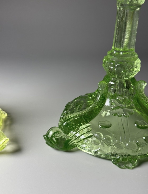 Paar antieke kandelaars van uraniumglas in de vorm van een dolfijn – Vallerysthal & Portieux, Frankrijk, (photo 6 of 15)
