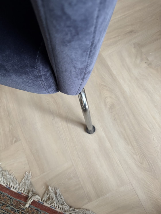 Moderne fauteuile in de kleur korenblauw fluweel,met roomkleurige lederen details in de rugleuning, met (photo 5 of 6)