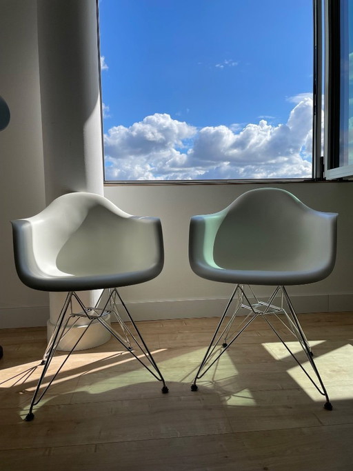 2 poltrone in plastica Vitra Eames RE DAR