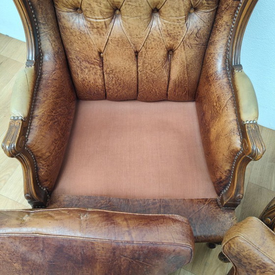 Image 1 of Set di poltrone vintage antiche con braccioli a forma di ala, in stile Queen Anne. Rivestite in pelle di pecora.