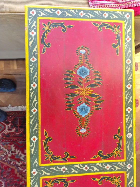 Image 1 of handgeschilderd dressoir uit India, waarschijnlijk gemaakt van mangohout, met traditionele motieven en paardenafbeeldingen