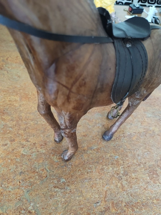 Cavallo in pelle con sella, alto 35cm. – Oggetti decorativi, Metallo (photo 4 of 8)