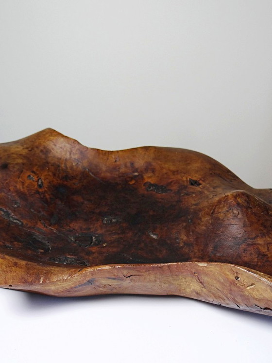 Image 1 of Grande coupe monoxyle en bois brut d'olivier foncé années 50