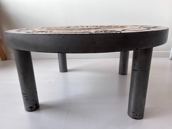 Image 1 of Ronde keramische salontafel toegeschreven aan François Chaty