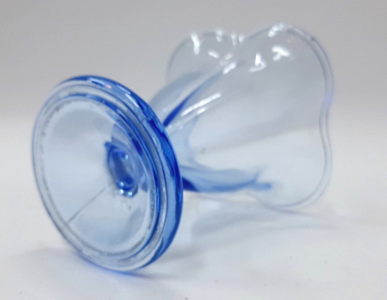 Image 1 of Coupe à dessert ou coupe à glace vintage en verre pressé bleu