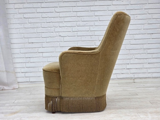 Image 1 of Poltrona danese con schienale alto, anni '70, rivestimento in velluto verde chiaro.