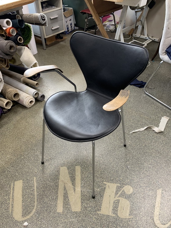 Arne Jacobsen Butterfly Chair with Armrests – Fritz Hansen, Dining chairs, Leather (photo 5 of 10)