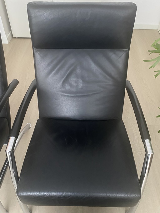 2 poltrone Leolux e un pouf