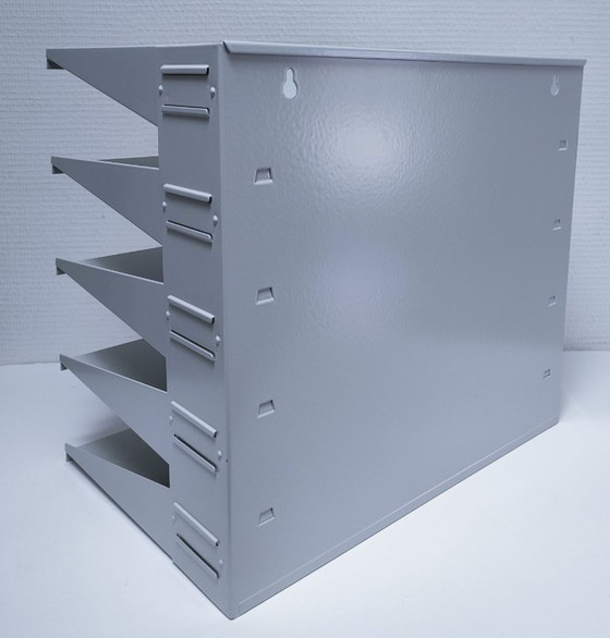 Image 1 of Estantería de pared de metal lacado de diseño