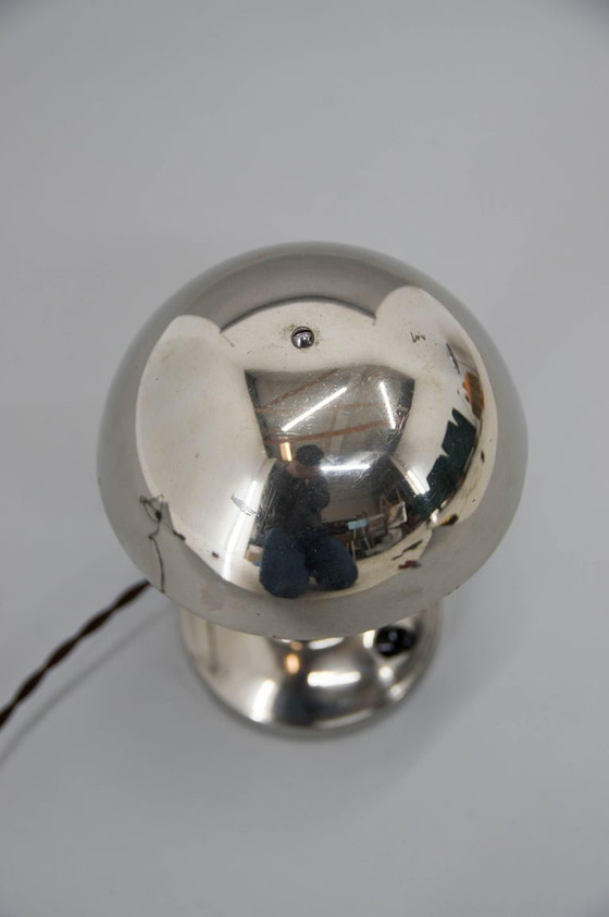 Image 1 of Lampada da tavolo piccola Art Déco degli anni '30, nichelata, con paralume a cupola regolabile.