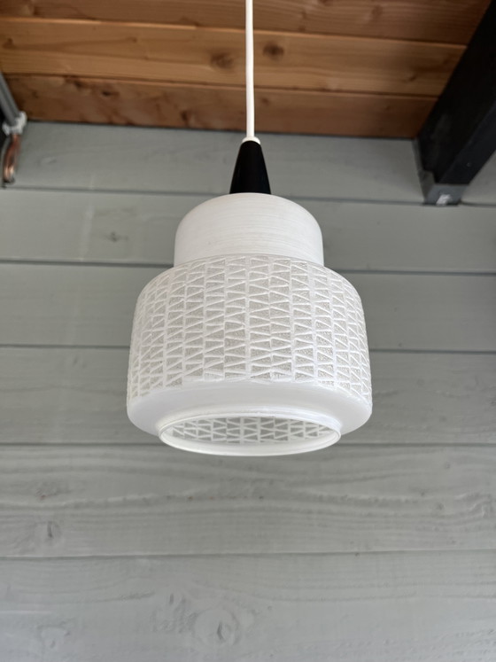 Image 1 of Lampada a sospensione vintage francese in opalino bianco/nero, stile metà secolo.