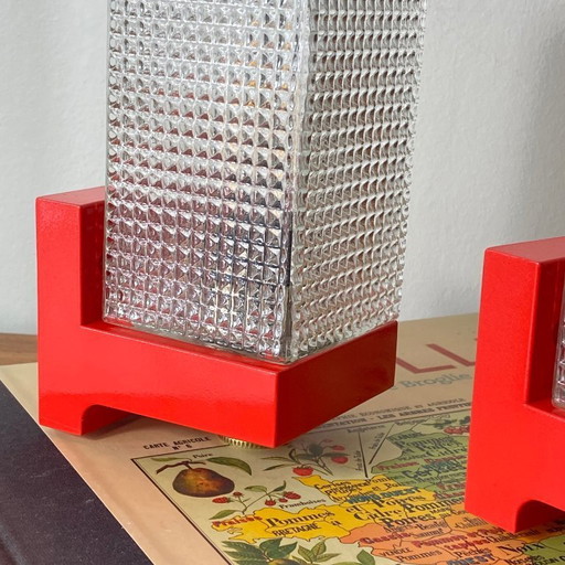 Coppia di applique vintage in plastica rossa e vetro trasparente