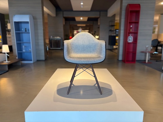 Vitra Eames Plastic Armchair DAW – Kuipstoelen (photo 2 of 3)