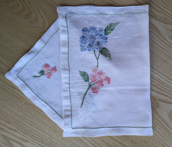 Image 1 of Vintage hand-embroidered set and matching napkin – Two-tone hydrangeas

