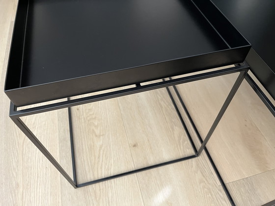 Image 1 of Zwei schwarze Metall-Beistelltische Heu