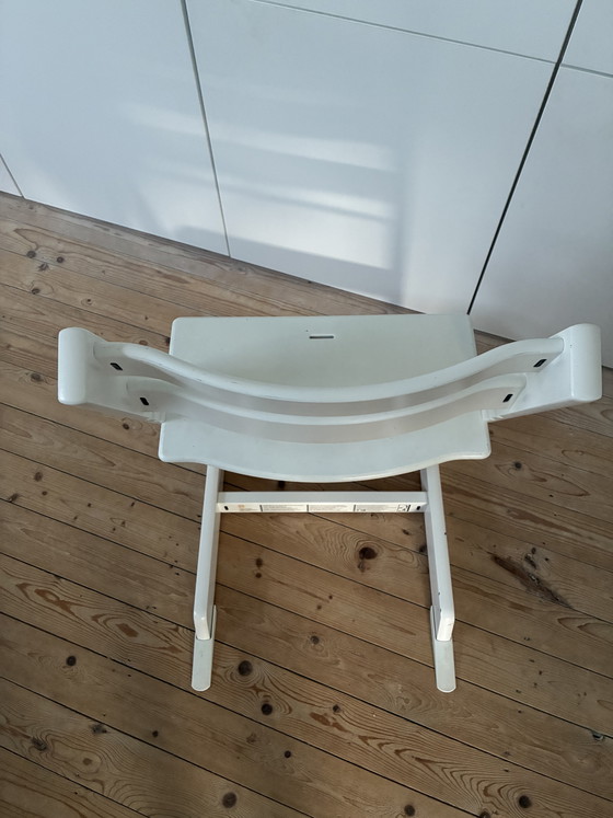 Image 1 of Stokke Tripp Trapp design houten kinderstoel meegroeistoel originele kleur wit 1e eigenaar met glijders