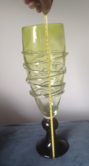 Jarrón grande de cristal serpentino color miel/amarillo de 43 cm.