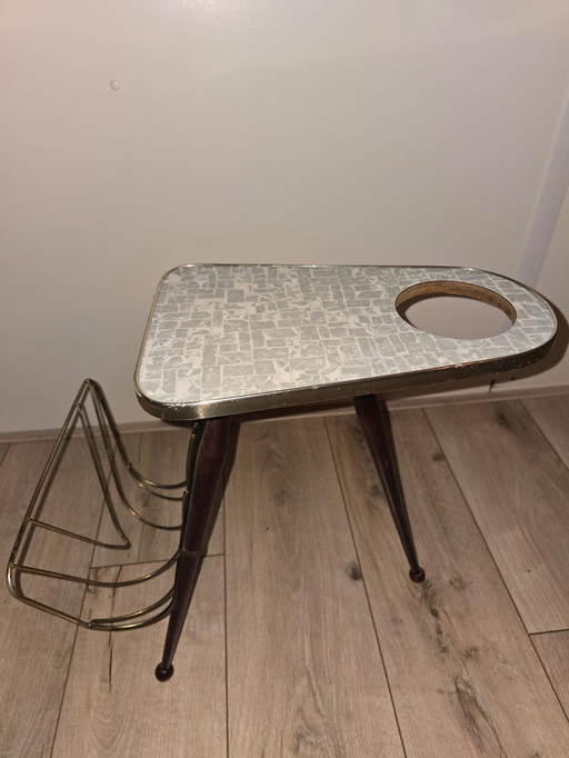 Hallazgo retro único. Mesa para plantas con revistero, fórmica de los años 60.