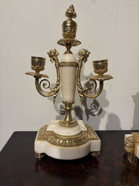 Set di orologio francese con pendolo in vetro e 2 candelabri. – Glass, Marble (photo 6 of 8)
