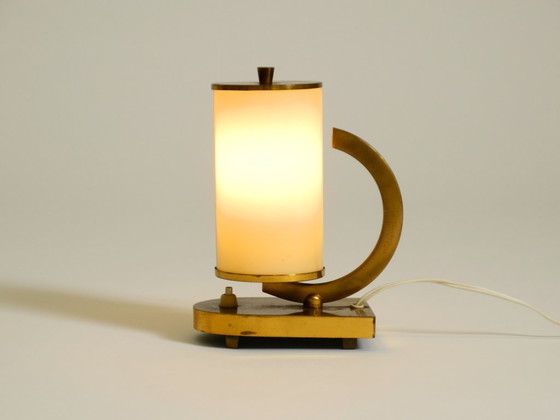 Image 1 of Lampe de table en laiton des années 1940, rare et magnifique, avec abat-jour en verre opale.